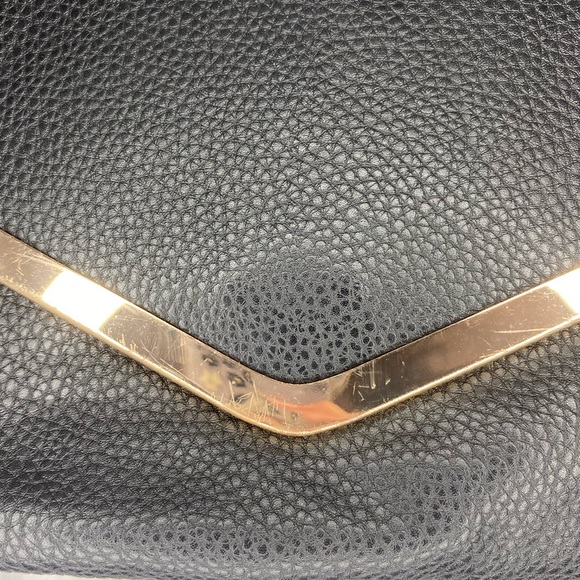 Black cross body bag with gold detail - Picture 2 of 7